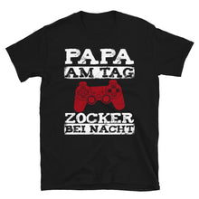 Laden Sie das Bild in den Galerie-Viewer, Papa am Tag Zocker bei Nacht - Shirt
