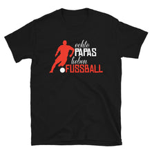Laden Sie das Bild in den Galerie-Viewer, Echte PAPAS lieben Fussball - Shirt